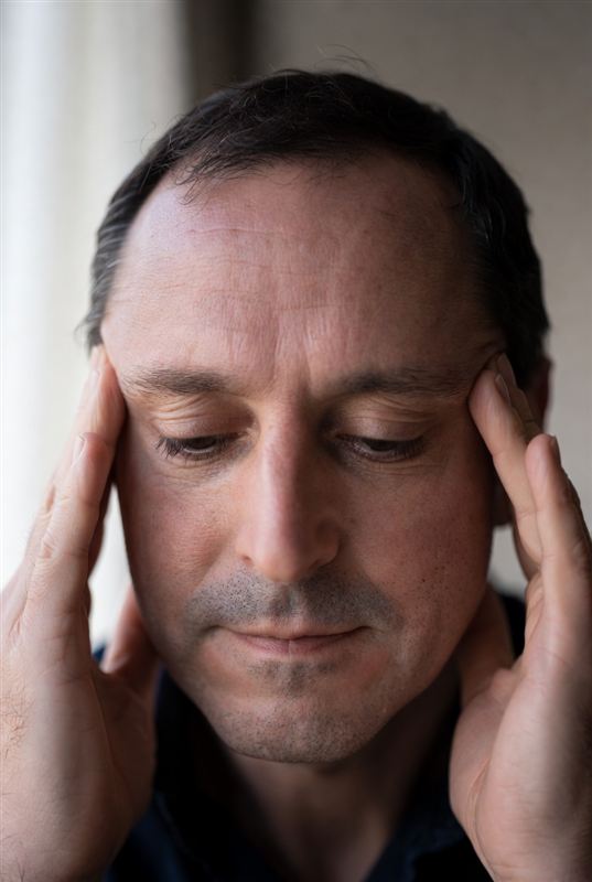 Personne aux prises avec un mal de tête de tension lié aux cervicales