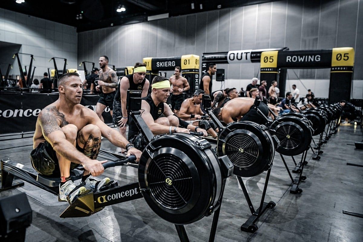 Athlète en plein soulevé de terre lourd dans une box de CrossFit