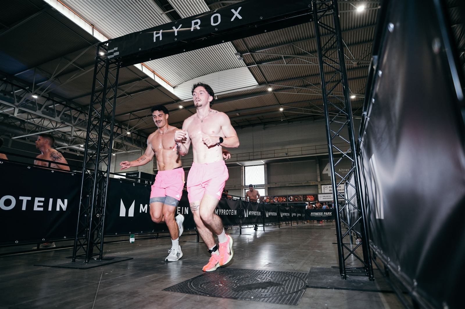 Athlète Hyrox concentré au départ de sa course, chronomètre en main