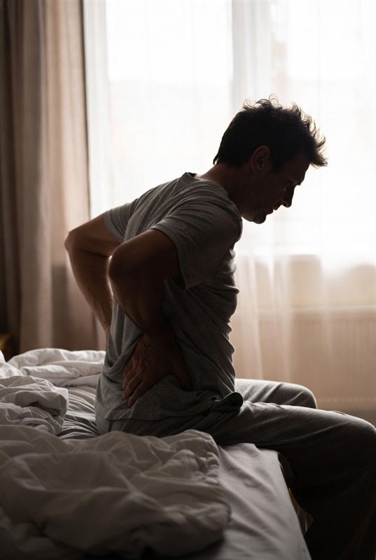 Personne dont la lombalgie chronique limite les gestes du quotidien