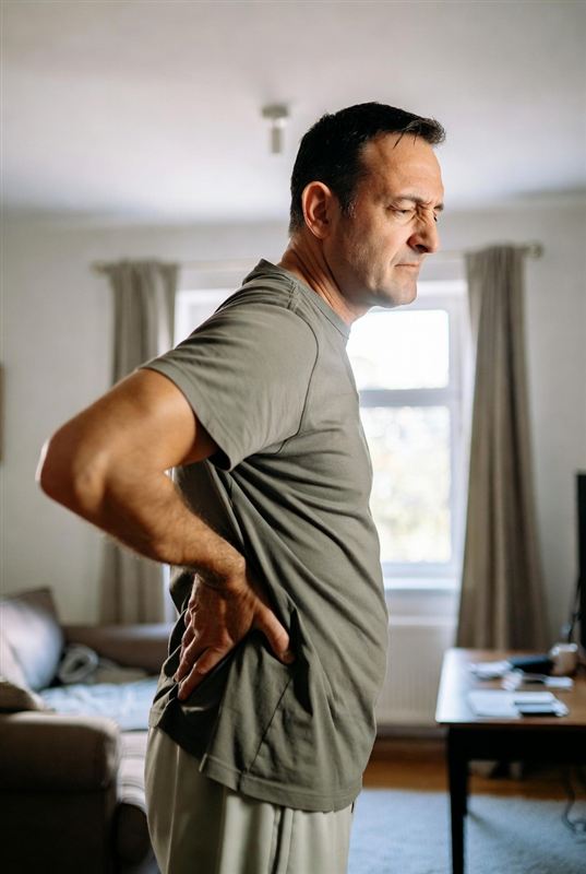 Personne se tenant le bas du dos, douleur lombaire