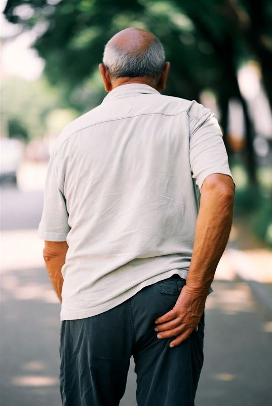 Personne avec une douleur descendant du bas du dos dans la jambe (sciatique)