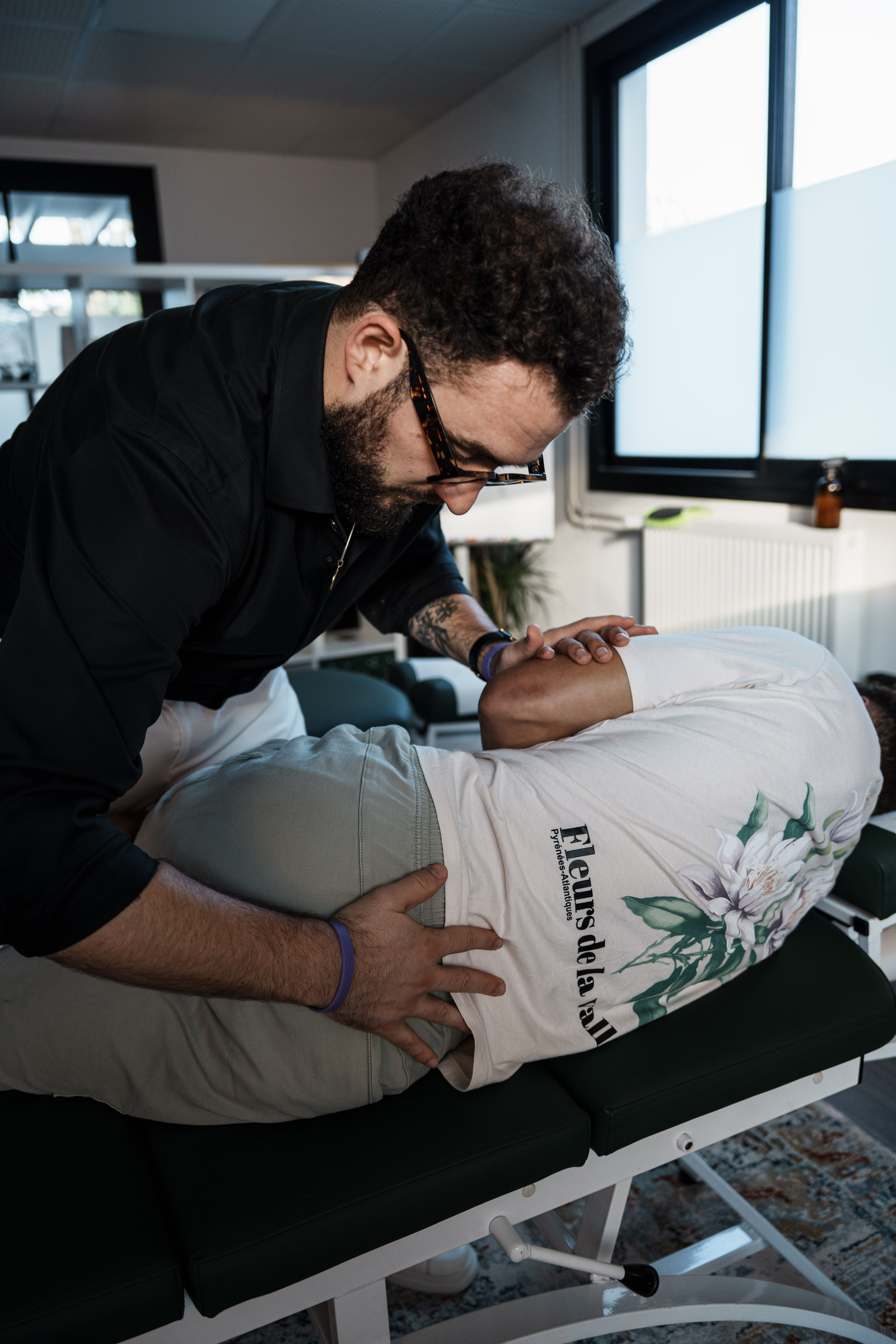 Ajustement chiropratique en cours à la Clinique de la Colonne, vue latérale