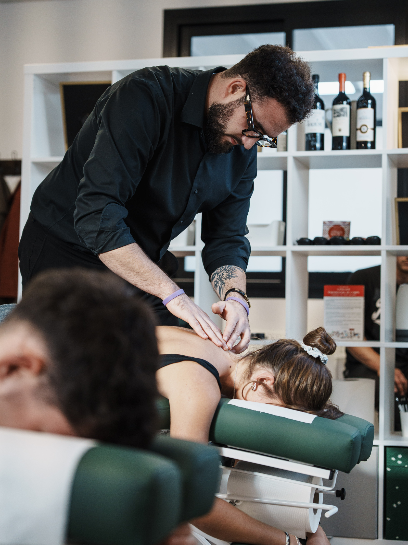 Robin Lescure réalise un ajustement chiropratique sur le dos d'une patiente